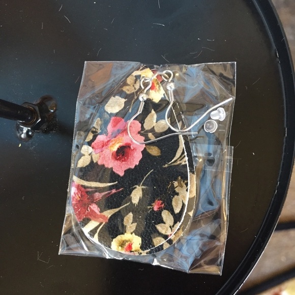 Black & Pink Floral Teardrop PU Leather Earring - Picture 2 of 3